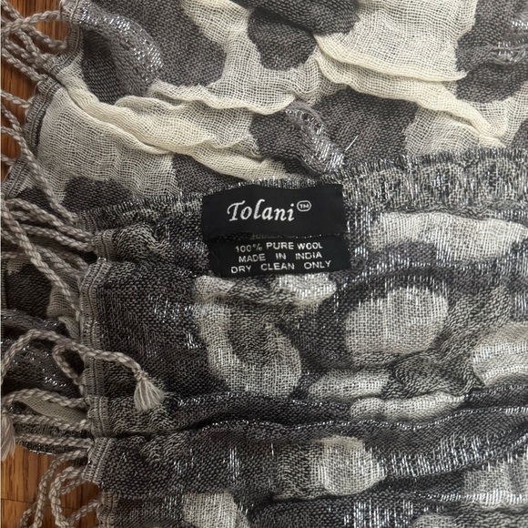 Tolani Womens 100% Pure Wool Reversible Grey Scarf Wrap Gray Leopard Cow Print - Picture 6 of 6